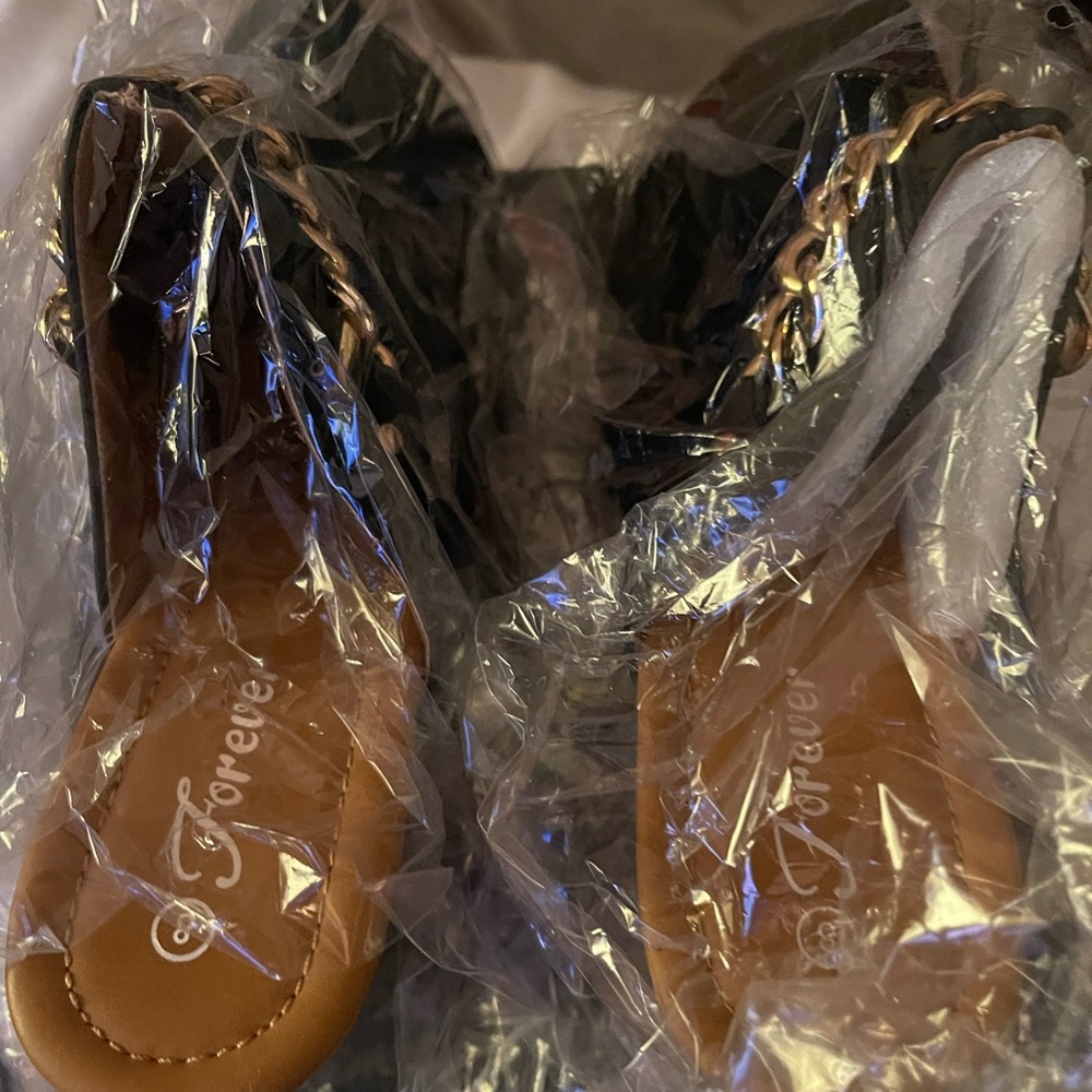 Brand new size 8 black golden chain around the rim with a wooden Heels